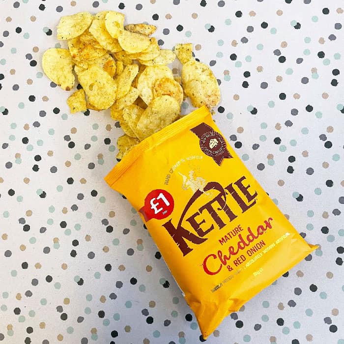 Box of 12 – Kettle Chips Mature Cheddar & Red Onion 80g – (£1.29 Bags)